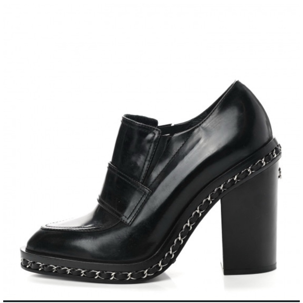 CHANEL chain healed loafers